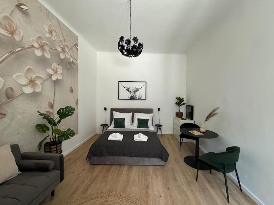 New Downtown With Hydromassage Shower, Terrace & Ac Apartamento Budapeste