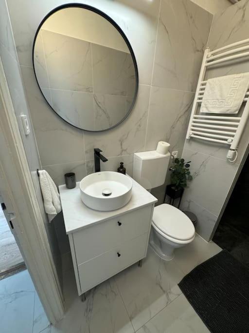 New Downtown With Hydromassage Shower, Terrace & Ac Apartamento Budapeste