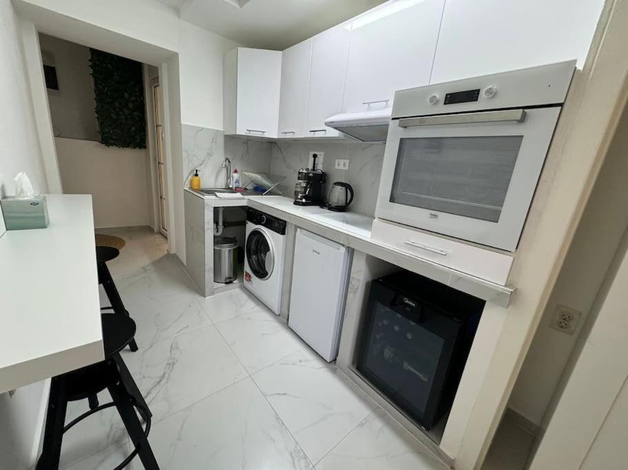 New Downtown With Hydromassage Shower, Terrace & Ac * Budapeste