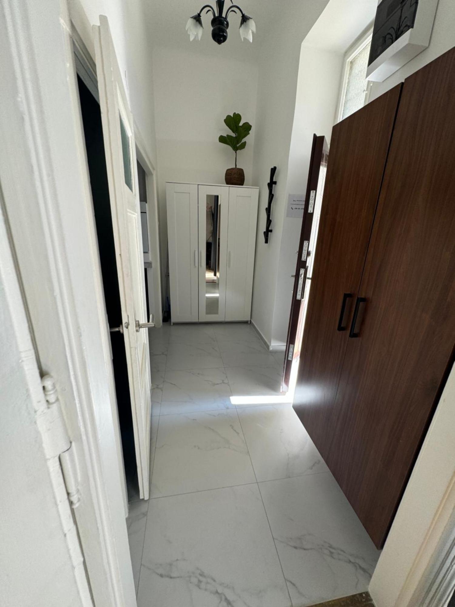 New Downtown With Hydromassage Shower, Terrace & Ac Budapeste